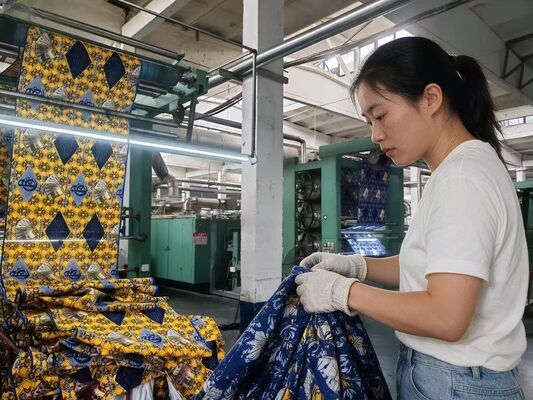 قماش قطني مطبوع بوزن 135 جرامًا للمتر المربع بألوان زاهية وقماش شاش طبيعي ناعم يسمح بالتهوية